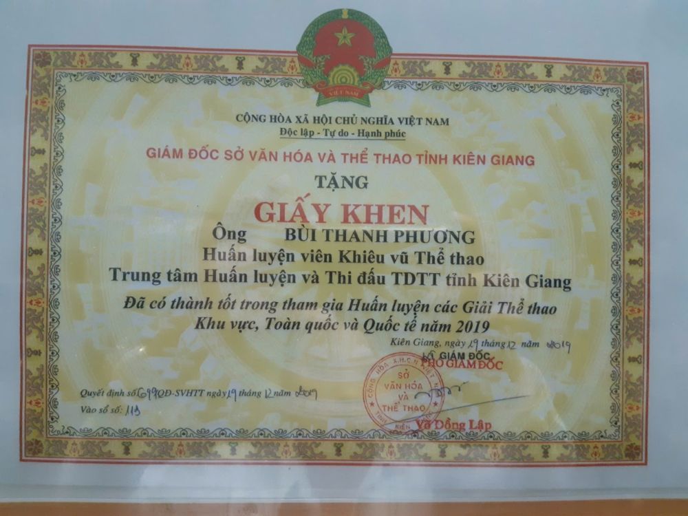 Bằng khen Huấn luyện viên Khiêu vũ Thể thao